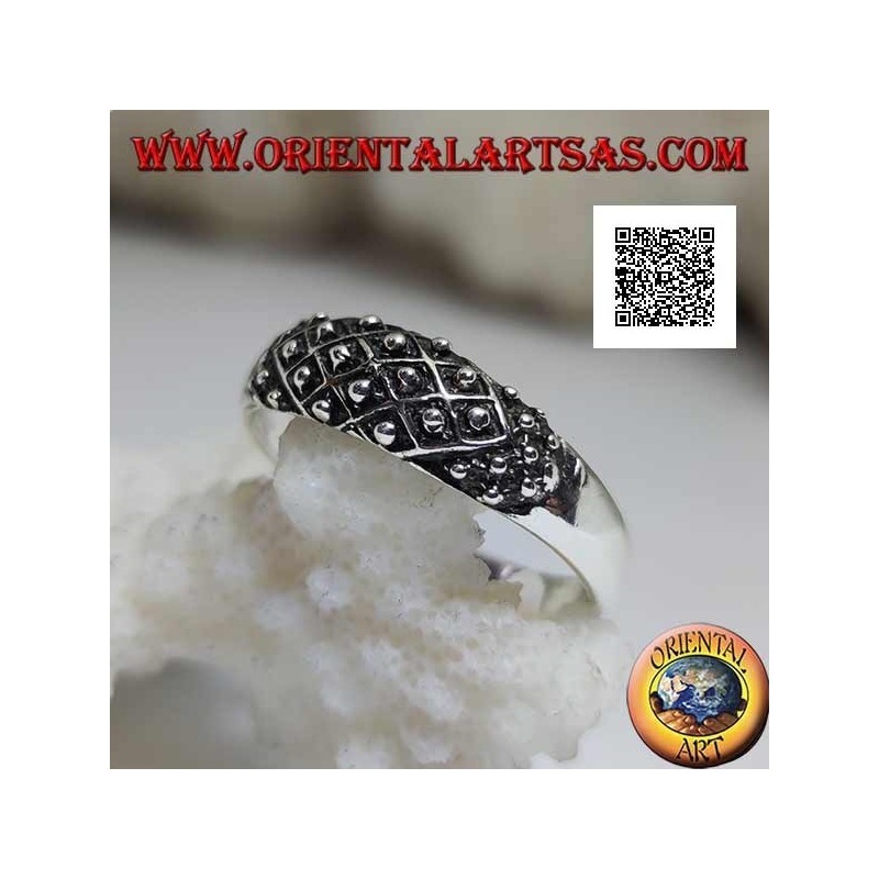 Anello fedina in argento con intreccio romboidale e palline in rilievo