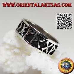 Anillo de plata con runas nórdicas en bajorrelieve