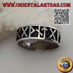 Bague en argent avec runes nordiques en bas-relief