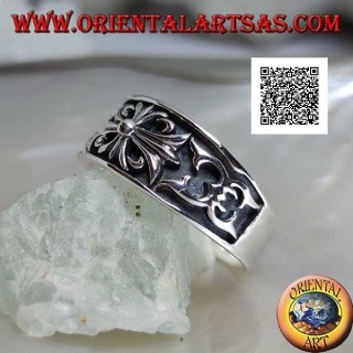Silberring mit Halbmondring mit gotischem Lilienkreuz und Flachreliefdekor