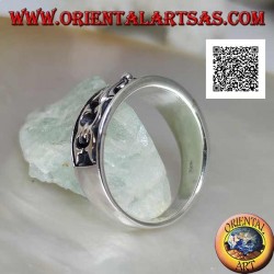 Bague en argent avec anneau croissant avec croix gothique de lys et décorations en bas-relief