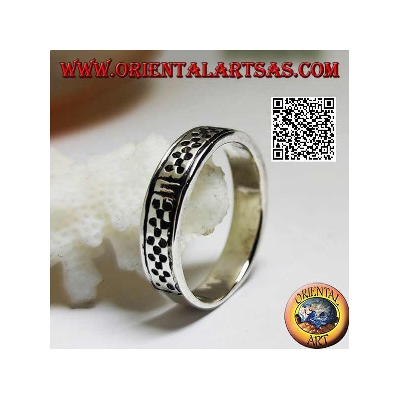 Anillo de plata con cruces X punteadas grabadas
