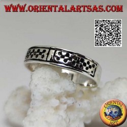 Bague en argent avec croix en X pointillés gravés