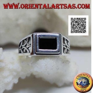 Anello in argento con onice rettangolare bordata e decorazione traforata di semicerchi sui lati