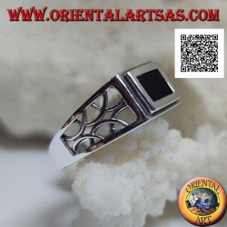 Anillo de plata con ribete rectangular de ónix y decoración perforada de semicírculos en los laterales
