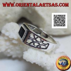 Anillo de plata con ribete rectangular de ónix y decoración perforada de semicírculos en los laterales