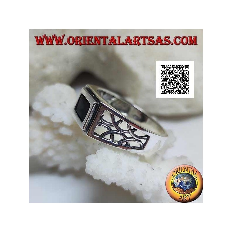Bague en argent à décor rectangulaire en onyx bordé et perforé de demi-cercles sur les côtés