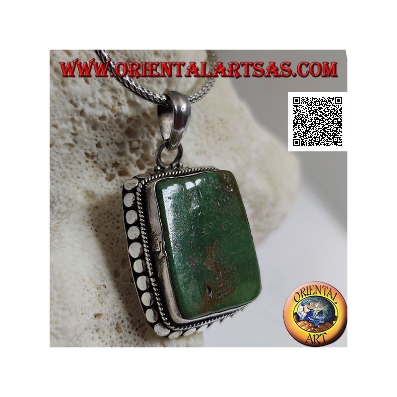 Colgante de plata con turquesa antigua tibetana rectangular grande rodeada de tachuelas