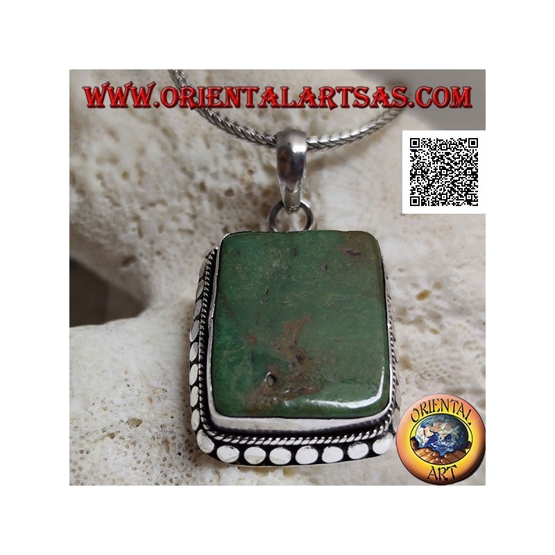 Ciondolo in argento con grande turchese antico tibetano a rettangolare contornato da borchie