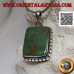 Colgante de plata con turquesa antigua tibetana rectangular grande rodeada de tachuelas