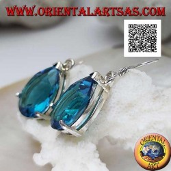 Aretes colgantes de plata con topacio azul grande engastados en un entorno sencillo