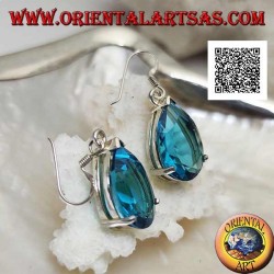 Boucles d'oreilles pendantes en argent avec une grande goutte de topaze bleue sertie dans un sertissage simple
