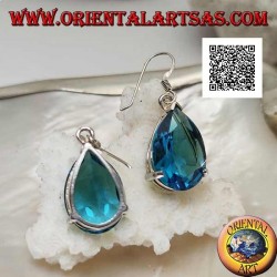 Aretes colgantes de plata con topacio azul grande engastados en un entorno sencillo