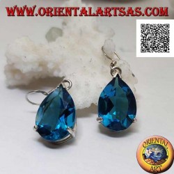 Aretes colgantes de plata con topacio azul grande engastados en un entorno sencillo