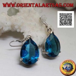 Boucles d'oreilles pendantes en argent avec une grande goutte de topaze bleue sertie dans un sertissage simple