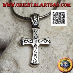 Colgante de plata cruz cristiana tridimensional puntiaguda con grabados en las 3 esquinas y cruz en el gancho