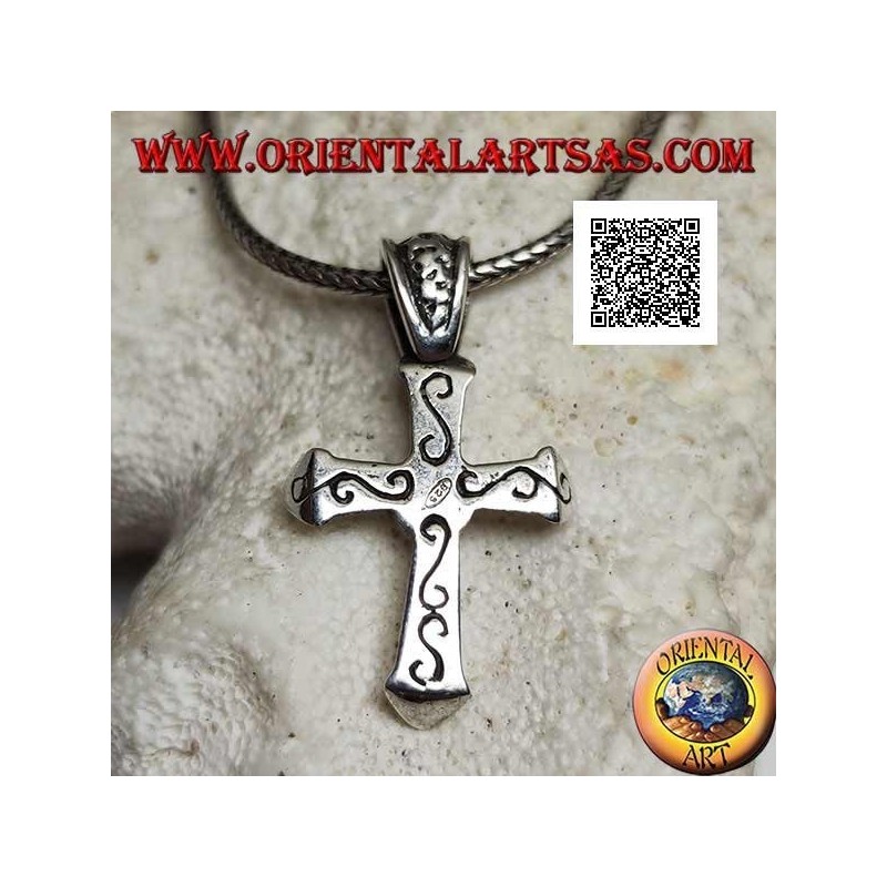 Colgante de plata cruz cristiana tridimensional puntiaguda con grabados en las 3 esquinas y cruz en el gancho