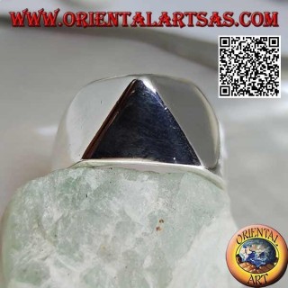 Bague en argent simple en forme de pyramide lisse et saillante