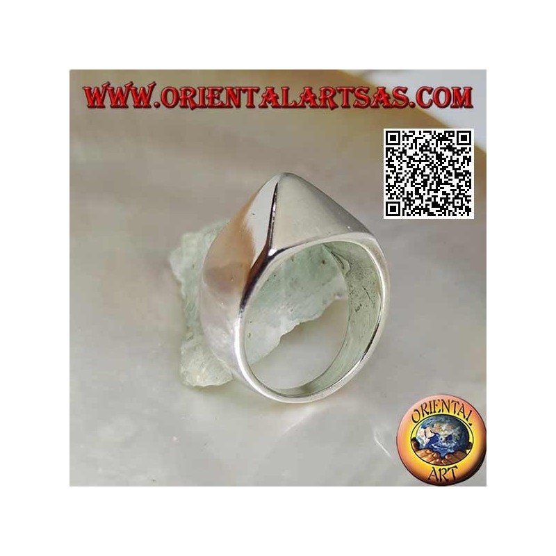 Anillo de plata simple en forma de pirámide que sobresale lisa