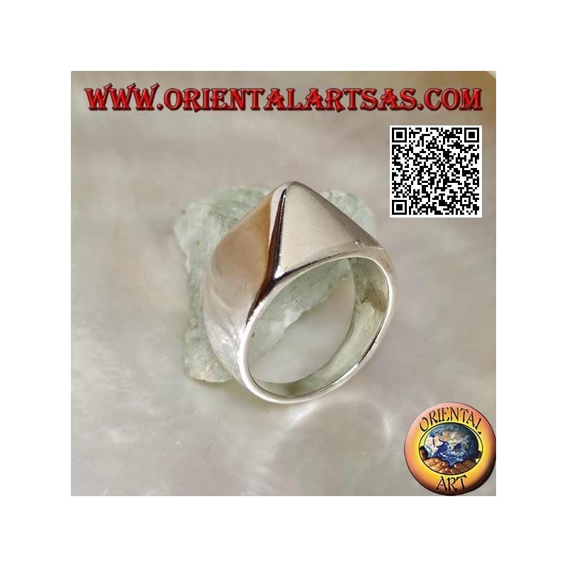 Anillo de plata simple en forma de pirámide que sobresale lisa