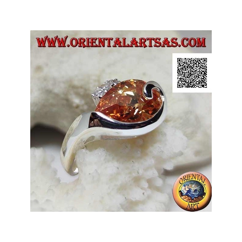 Anillo de plata con baño de rodio con circonitas champán en forma de gota con línea curva debajo y tres circonitas arriba