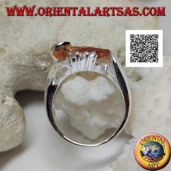 Bague en argent rhodié avec zircon champagne en forme de goutte avec ligne courbe en dessous et trois zircons au-dessus