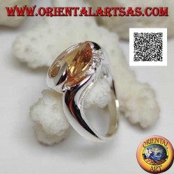 Bague en argent rhodié avec zircon champagne en forme de goutte avec ligne courbe en dessous et trois zircons au-dessus