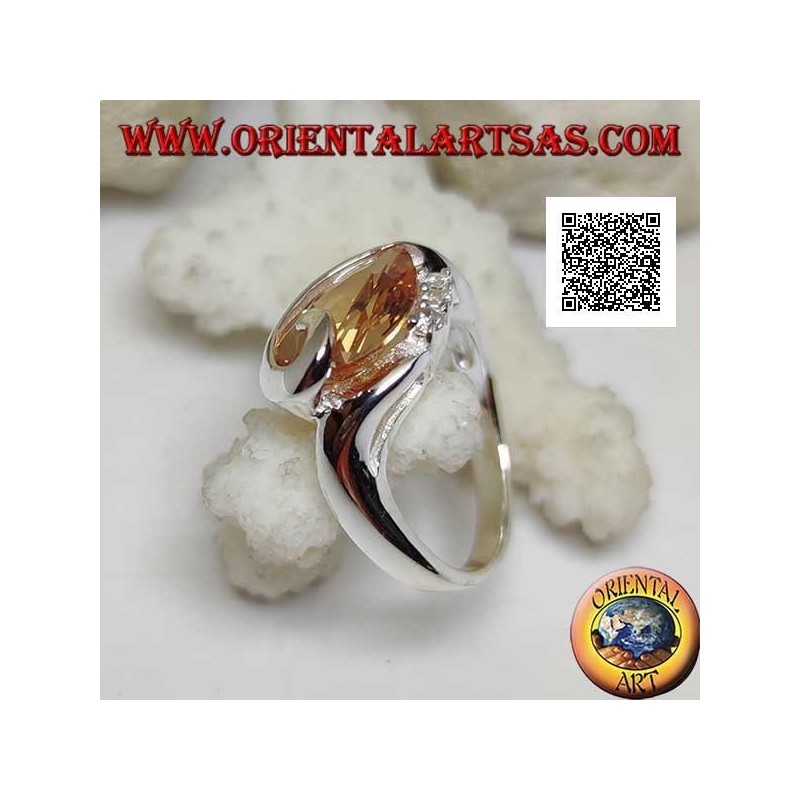 Anillo de plata con baño de rodio con circonitas champán en forma de gota con línea curva debajo y tres circonitas arriba