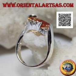 Rhodinierter Silberring mit tropfenförmigem Champagnerzirkon mit gebogener Linie unten und drei Zirkonen oben