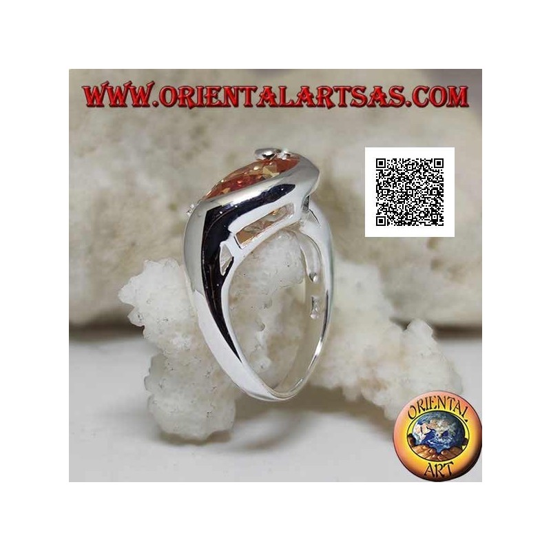 Anello in argento rodiato con zircone champagne a goccia con linea curva sotto e tre zirconi sopra
