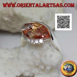 Rhodinierter Silberring mit tropfenförmigem Champagnerzirkon mit gebogener Linie unten und drei Zirkonen oben