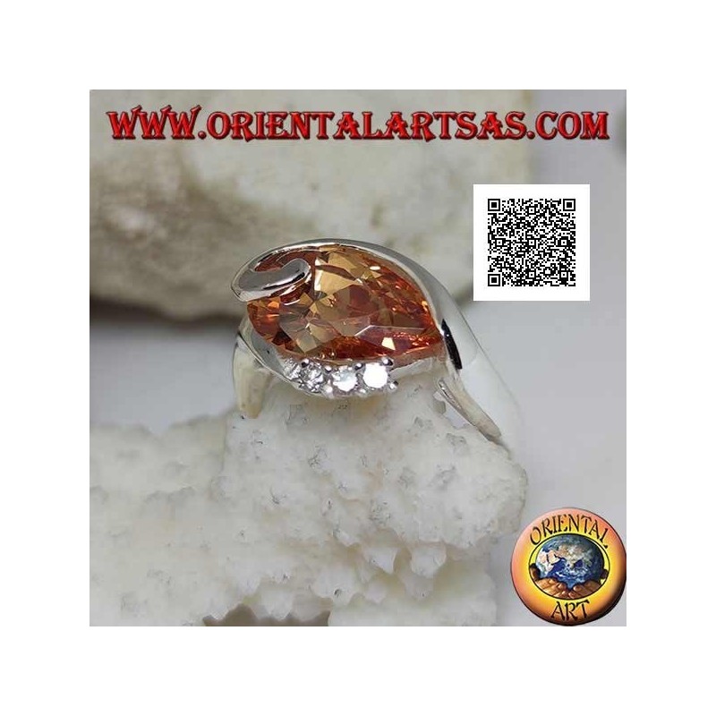 Anello in argento rodiato con zircone champagne a goccia con linea curva sotto e tre zirconi sopra