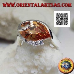 Rhodinierter Silberring mit tropfenförmigem Champagnerzirkon mit gebogener Linie unten und drei Zirkonen oben