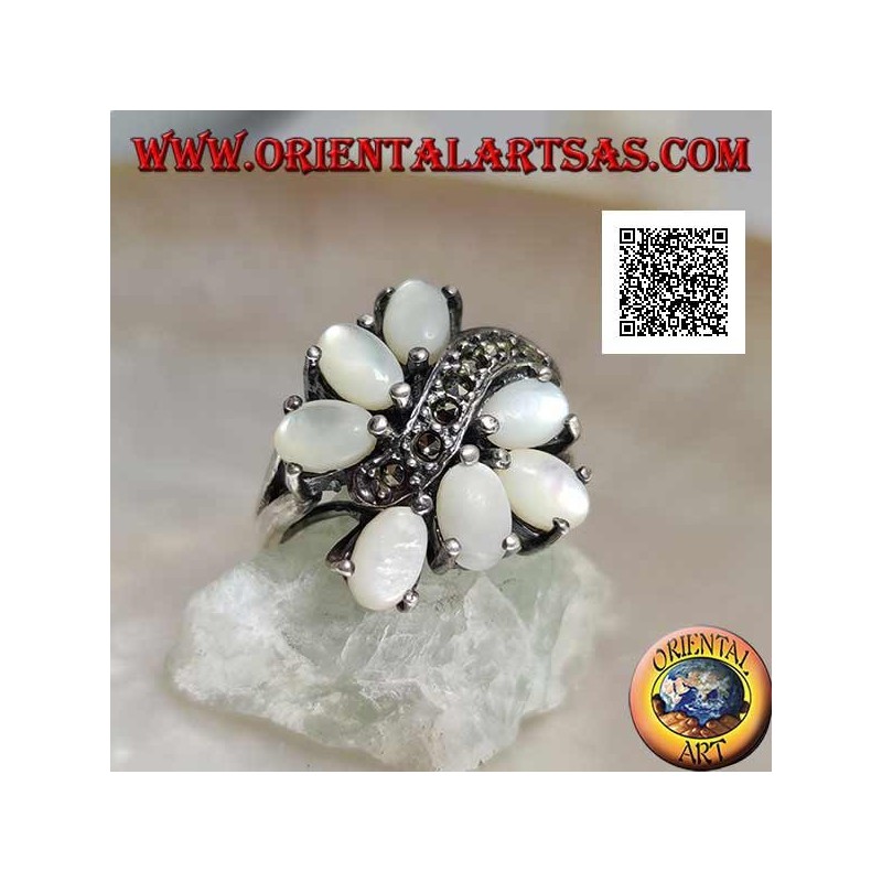 Bague en argent avec sept nacre ovale sertis séparés par une ligne courbe de marcassite