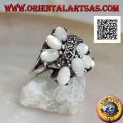 Bague en argent avec sept nacre ovale sertis séparés par une ligne courbe de marcassite