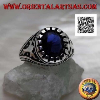 Bague en argent avec saphir synthétique ovale facetté avec motif impérial gravé sur les côtés