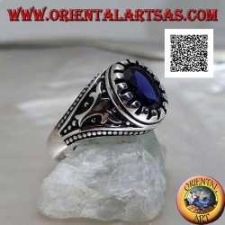 Bague en argent avec saphir synthétique ovale facetté avec motif impérial gravé sur les côtés