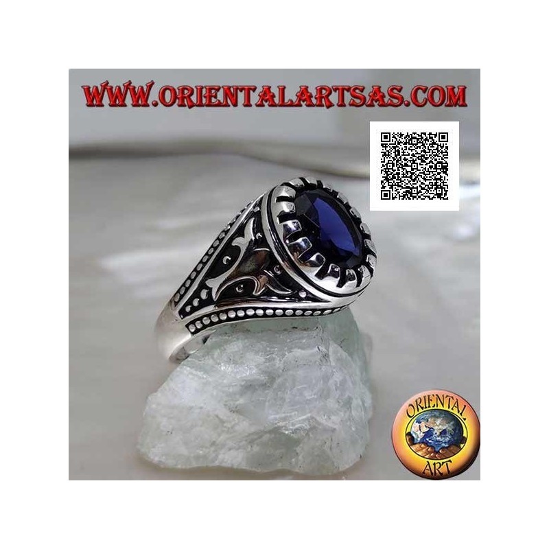 Anello in argento con zaffiro di sintesi ovale sfaccettato con motivo imperiale inciso sui lati