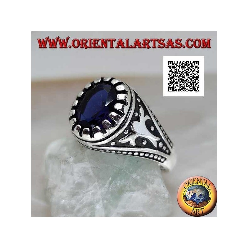 Anillo de plata con zafiro sintético ovalado facetado con motivo imperial grabado en los laterales