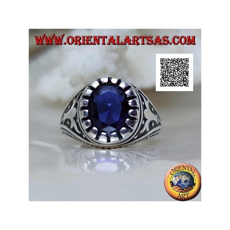 Anello in argento con zaffiro di sintesi ovale sfaccettato con motivo imperiale inciso sui lati