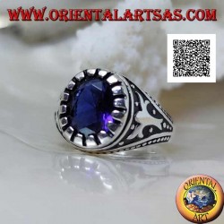 Bague en argent avec saphir synthétique ovale facetté avec motif impérial gravé sur les côtés