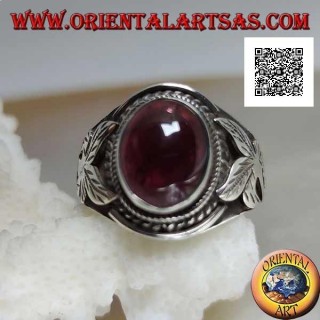 Anillo de plata con granate natural cabujón ovalado y flor en los laterales