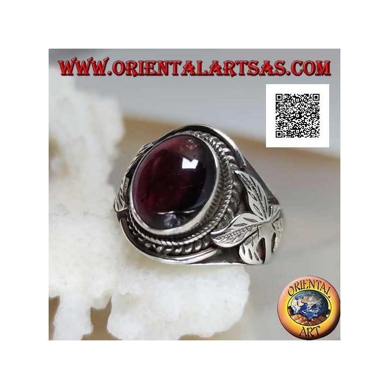 Anello in argento con granato naturale ovale a cabochon e fiore sui lati