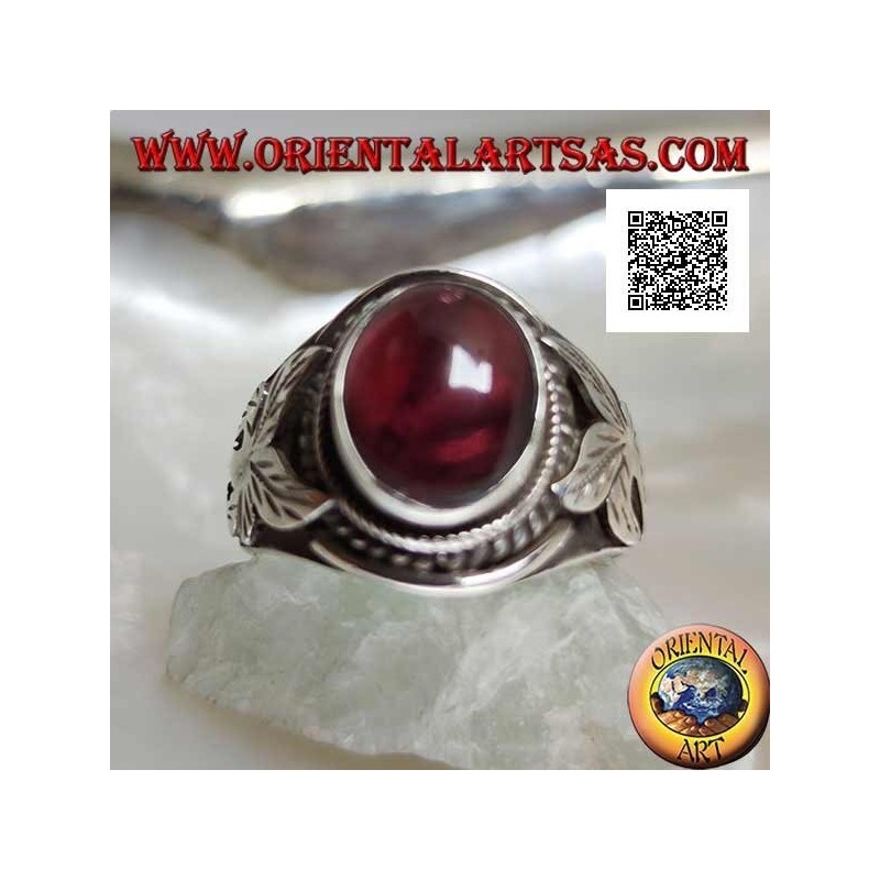 Anello in argento con granato naturale ovale a cabochon e fiore sui lati