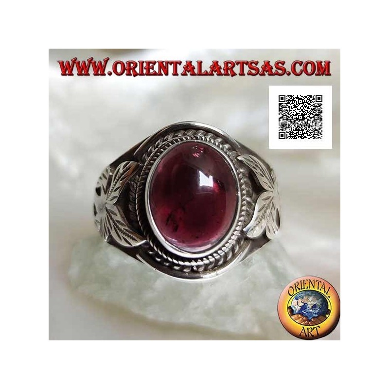 Bague en argent avec cabochon ovale grenat naturel et fleur sur les côtés