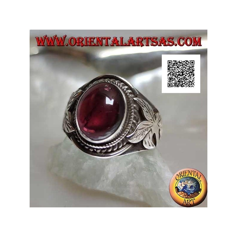 Anillo de plata con granate natural cabujón ovalado y flor en los laterales