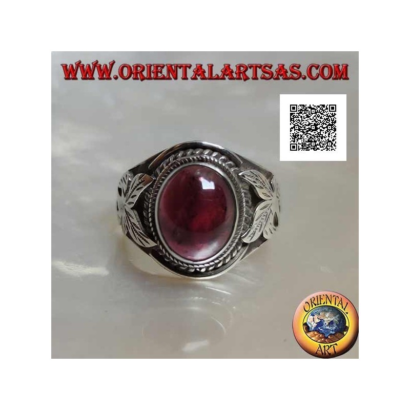 Silberring mit ovalem Cabochon-Naturgranat und Blume an den Seiten