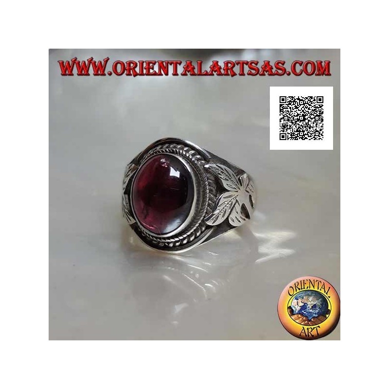 Silberring mit ovalem Cabochon-Naturgranat und Blume an den Seiten