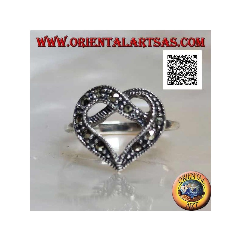 Silberring mit zentraler Verzahnung in Form eines mit Markasit besetzten Herzens