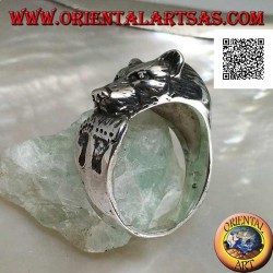 Cabeza de oso mordiéndose la cola anillo de plata con huellas grabadas